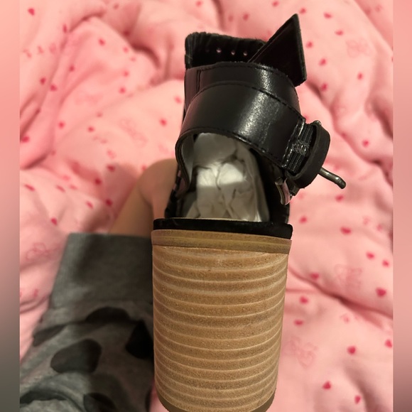 IVANKA TRUMP HEELS - Picture 7 of 8